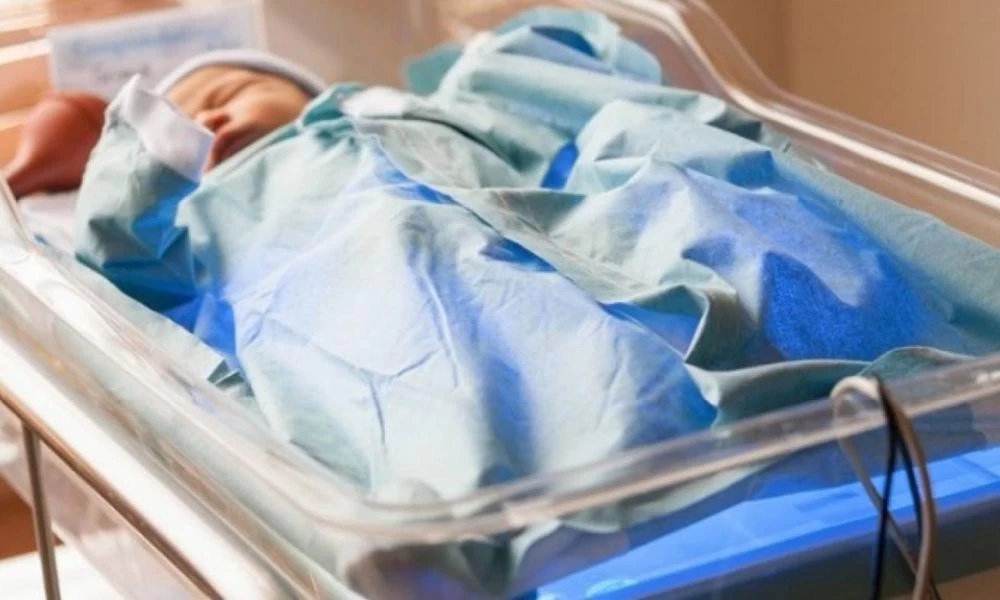 Στη ΜΕΘ βρέφος 19 ημερών με κορονοϊό – Σε βαριά κατάσταση νοσηλεύεται και ο πατέρας